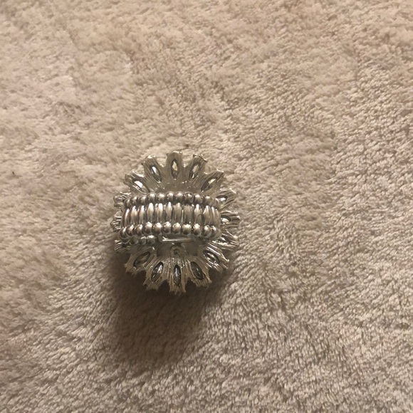 🌸2/$30🌸Big flower party ring - Picture 4 of 5